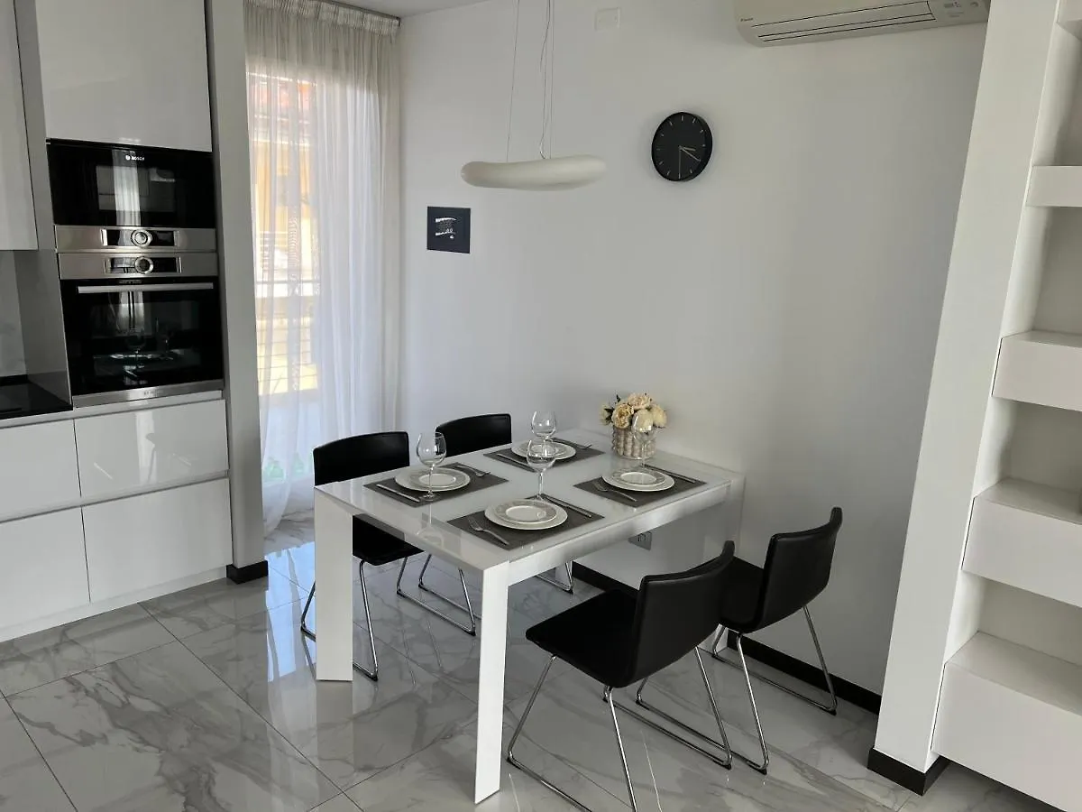 Paganini Suites And Apartments Сирмионе