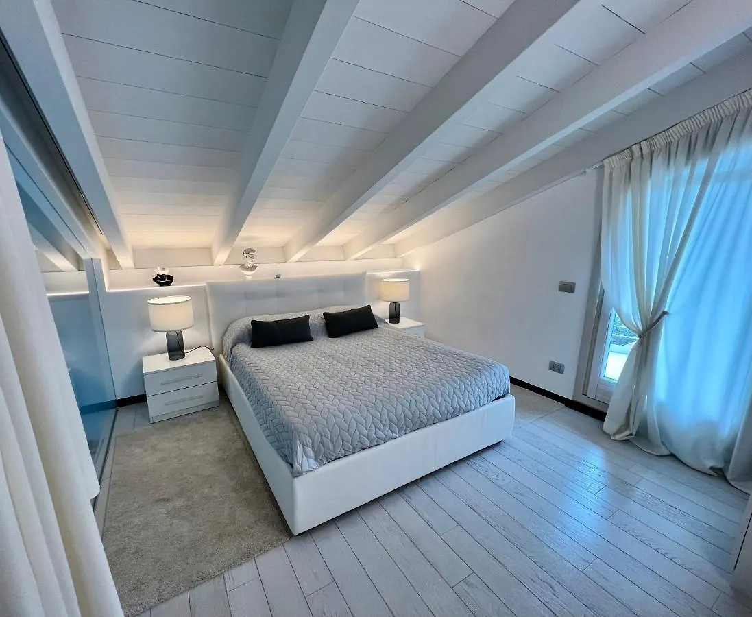Paganini Suites And Apartments Сирмионе