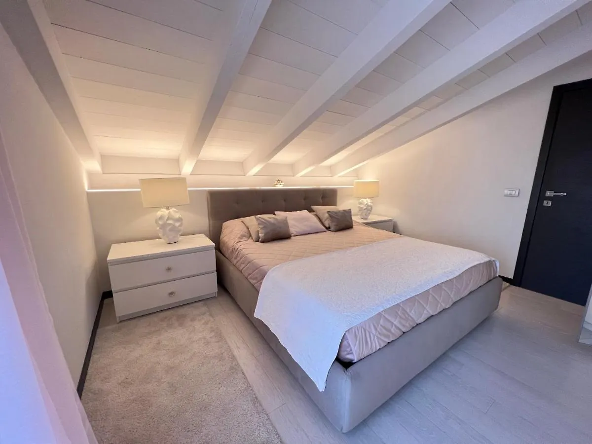 Paganini Suites And Apartments Сирмионе