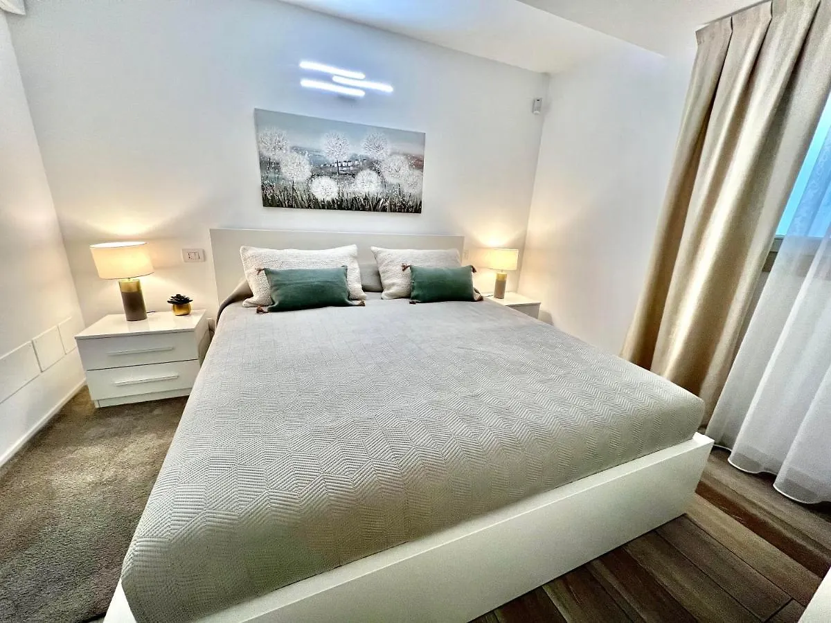 Paganini Suites And Apartments Сирмионе