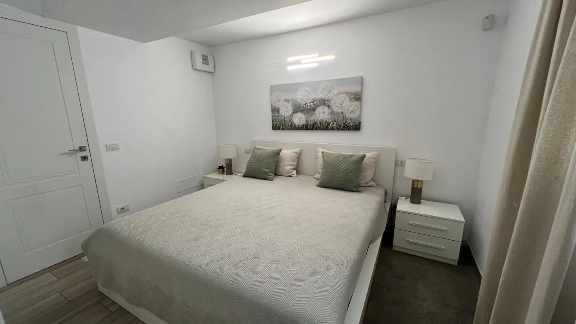 Paganini Suites And Apartments Сирмионе